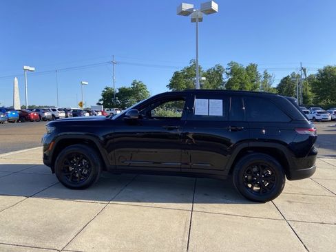 Used 2025 Jeep Grand Cherokee Altitude AWD/4WD image 7