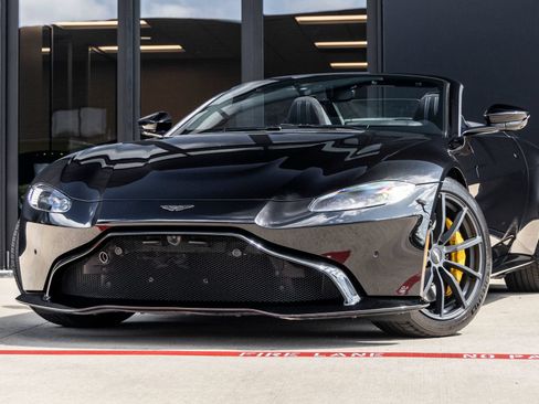Used 2022 Aston Martin V8 Vantage Roadster RWD image 3