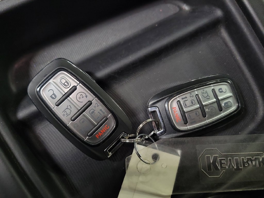 Used 2020 Chrysler Pacifica Touring FWD image 19