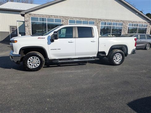 Used 2024 Chevrolet Silverado 2500 LT AWD/4WD image 3