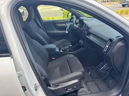 Certified 2025 Volvo XC40 B5 Plus AWD/4WD image 15