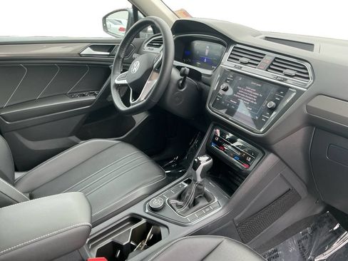 Used 2023 Volkswagen Tiguan SE AWD/4WD image 16