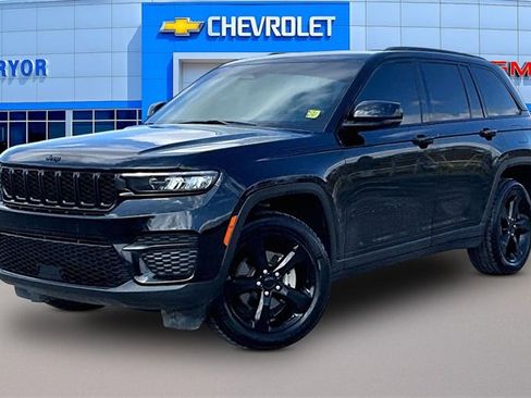 Used 2023 Jeep Grand Cherokee Altitude image 3