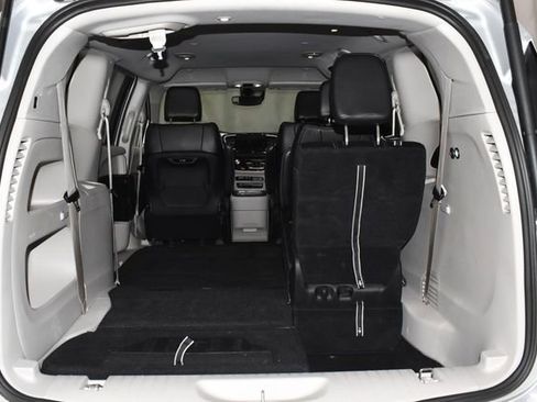 Certified 2024 Chrysler Pacifica Touring-L image 36