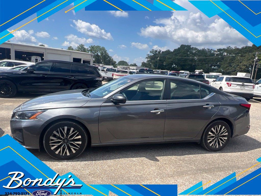 Used 2025 Nissan Altima 2.5 SV FWD image 1