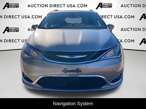 Used 2018 Chrysler Pacifica Touring-L Plus image 2