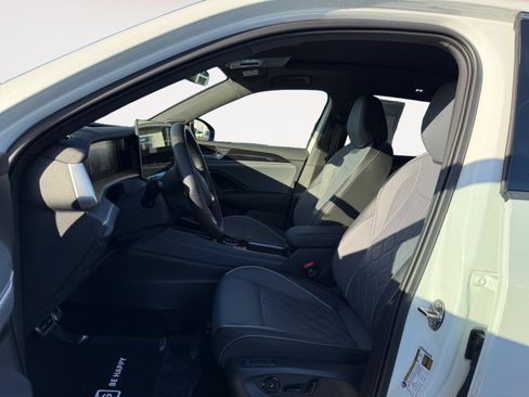 Certified 2025 Volkswagen Tiguan SEL R-Line image 10