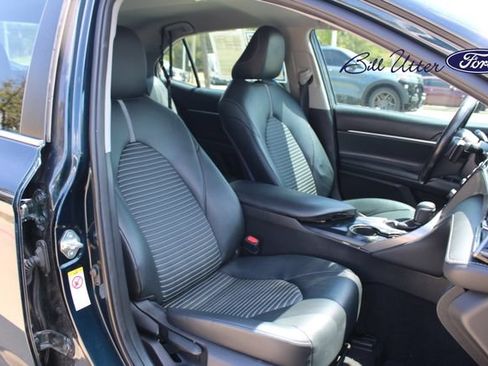 Used 2019 Toyota Camry SE w/ Convenience Package FWD image 11