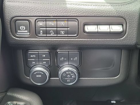 Used 2024 GMC Yukon XL Denali AWD/4WD image 17