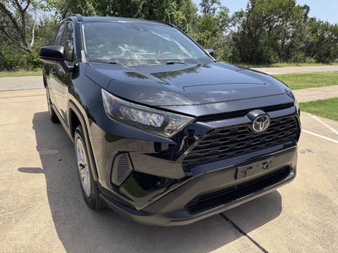 Used 2019 Toyota RAV4 LE FWD image 2