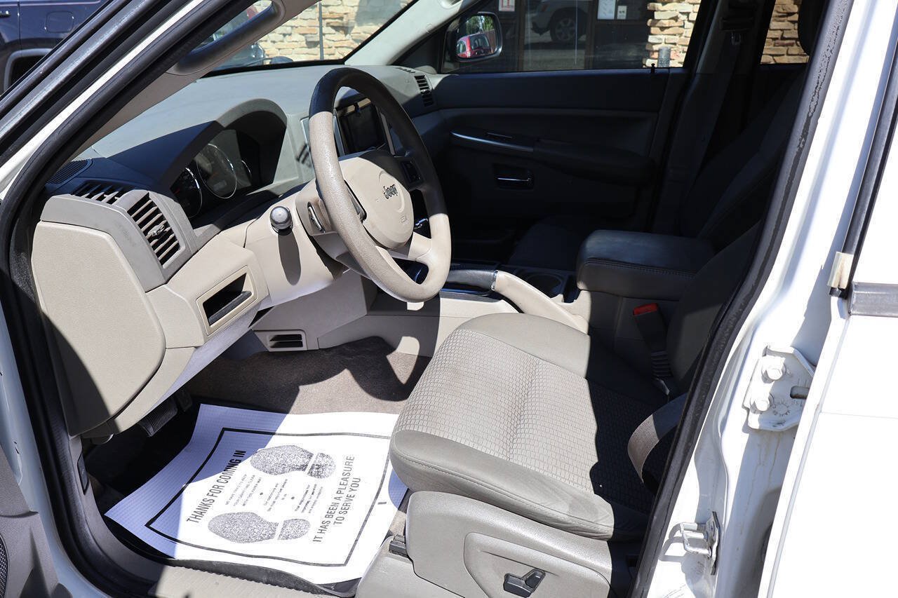 Used 2010 Jeep Grand Cherokee Laredo AWD/4WD image 12