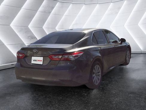 Used 2018 Toyota Camry LE image 4