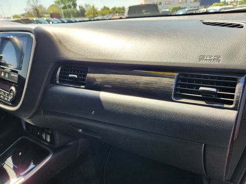 Used 2017 Mitsubishi Outlander SEL AWD/4WD image 17
