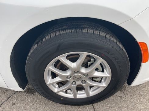 Used 2024 Chrysler Pacifica Touring-L image 28