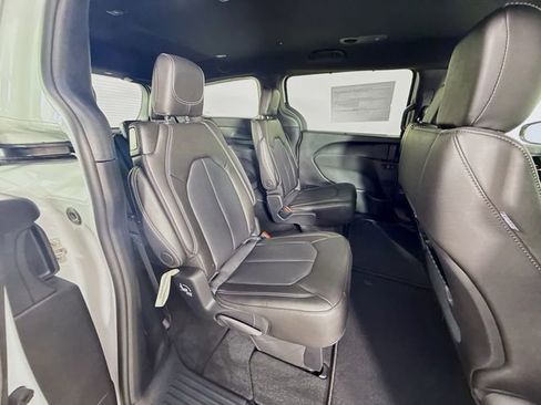 New 2027 Chrysler Pacifica Select FWD image 27