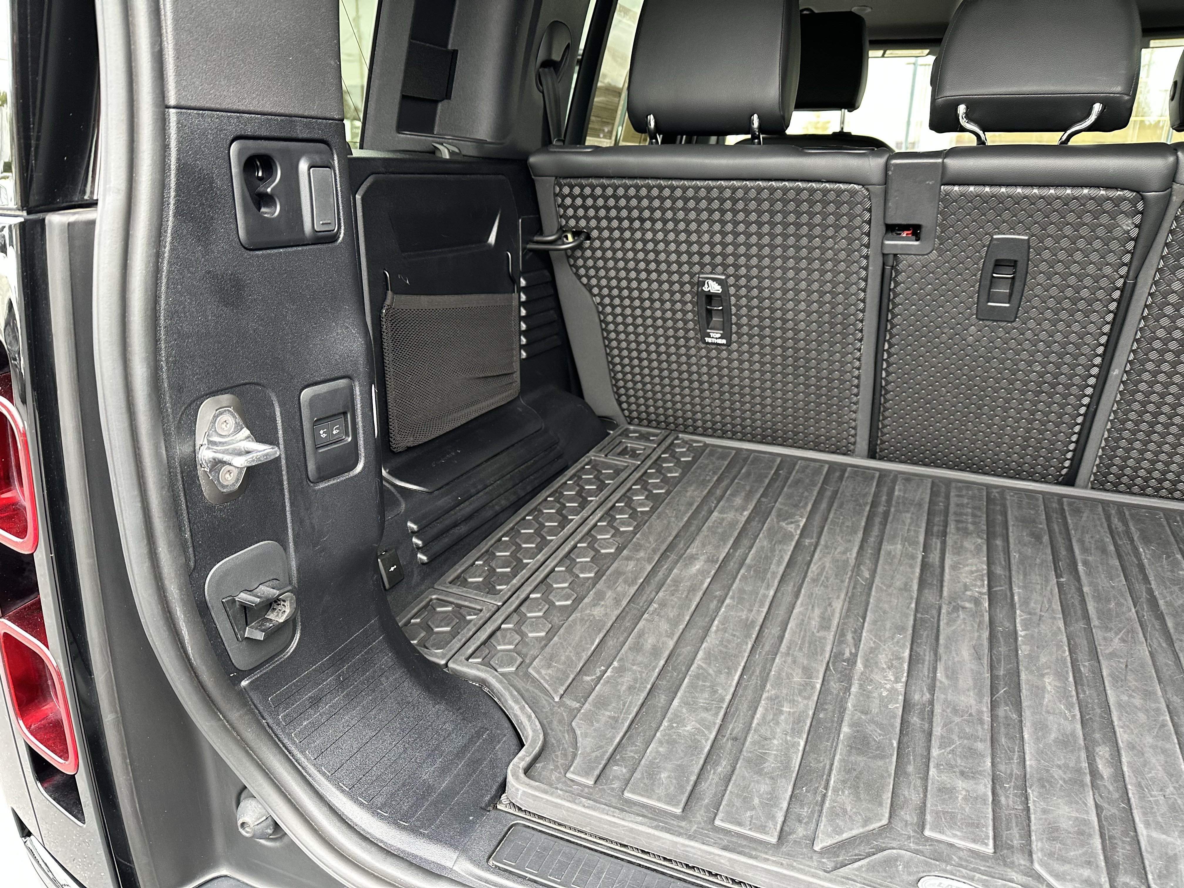 Certified 2024 Land Rover Defender 110 X-Dynamic SE AWD/4WD image 37