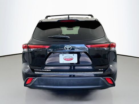 Used 2022 Toyota Highlander XLE FWD image 6