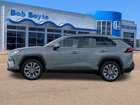 Used 2021 Toyota RAV4 XLE Premium image 6