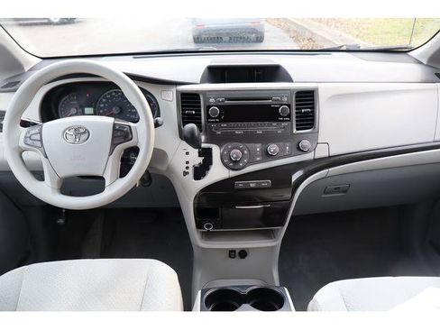 Used 2011 Toyota Sienna LE FWD image 9