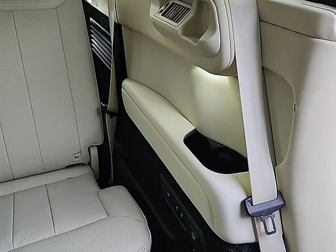 Used 2025 Land Rover Range Rover Long Wheelbase SE image 32