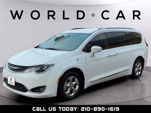 Used 2018 Chrysler Pacifica Touring-L image 7