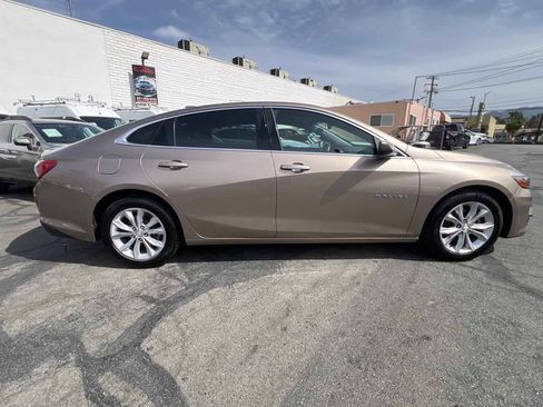 Used 2019 Chevrolet Malibu LT w/ Leather Package FWD image 4