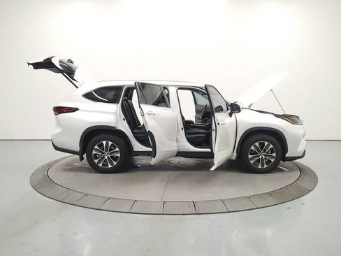 Used 2024 Toyota Highlander XLE AWD/4WD image 17