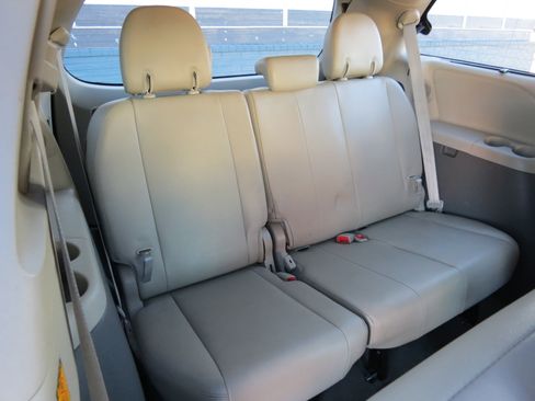 Used 2011 Toyota Sienna XLE image 41