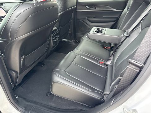 Used 2025 Jeep Grand Cherokee Limited AWD/4WD image 22