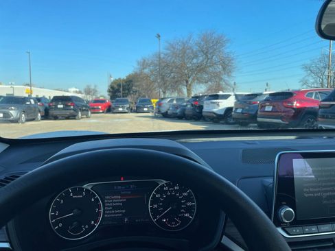 Used 2025 Nissan Altima 2.5 SV image 34