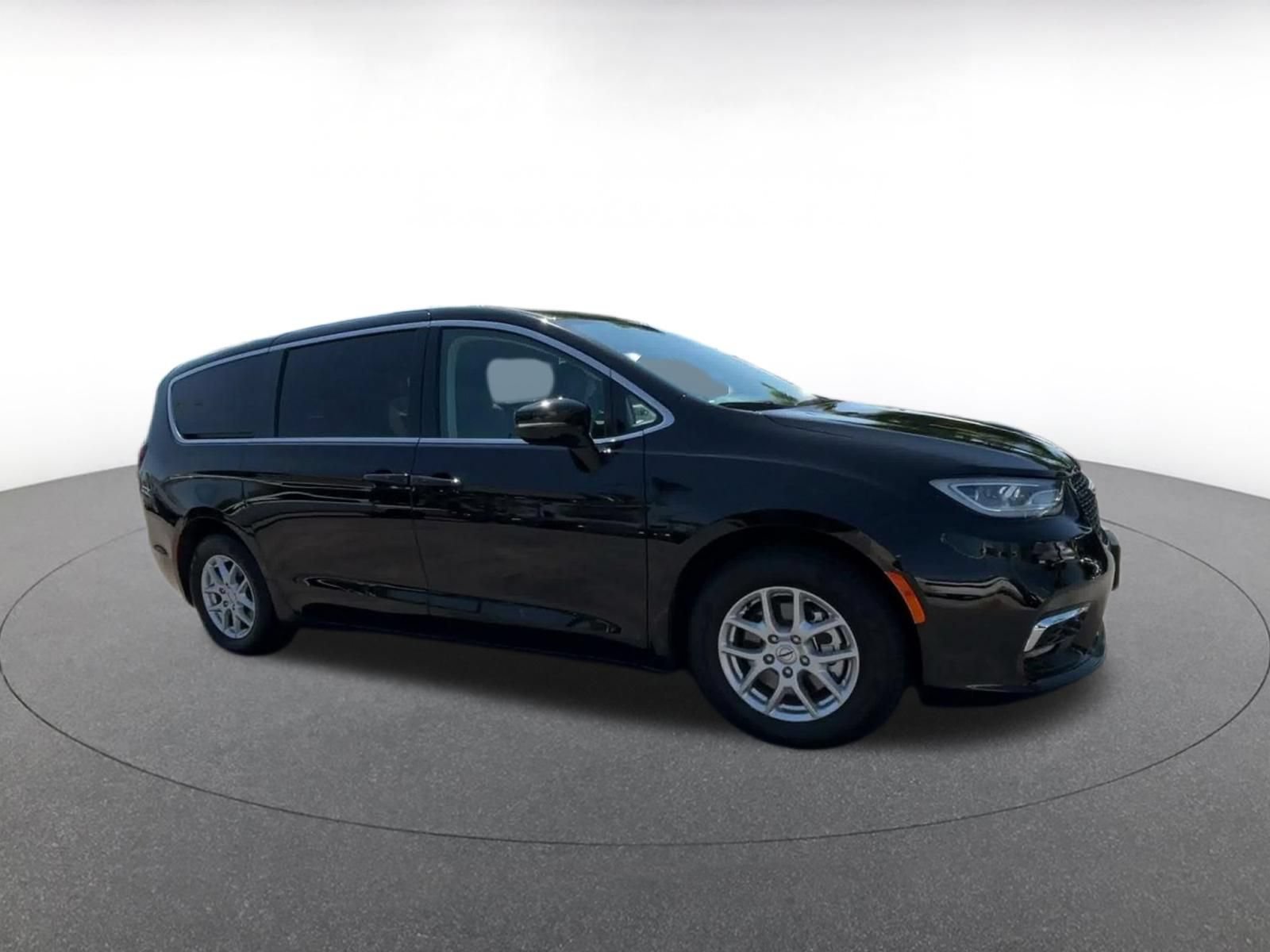 Used 2024 Chrysler Pacifica Touring-L FWD image 2