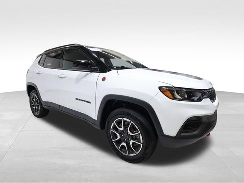 Used 2025 Jeep Compass Trailhawk AWD/4WD image 6