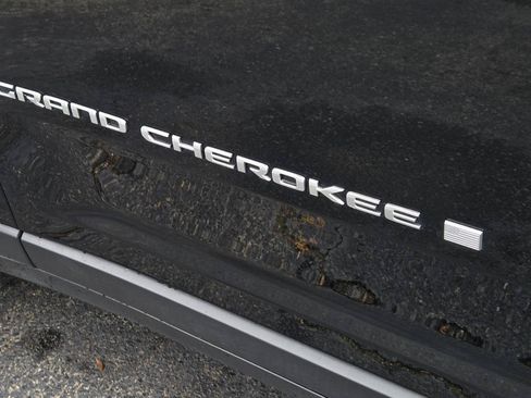 Used 2025 Jeep Grand Cherokee Limited w/ Luxury Tech Group II RWD image 19