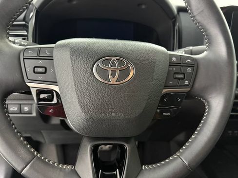 Used 2025 Toyota Camry SE FWD image 9