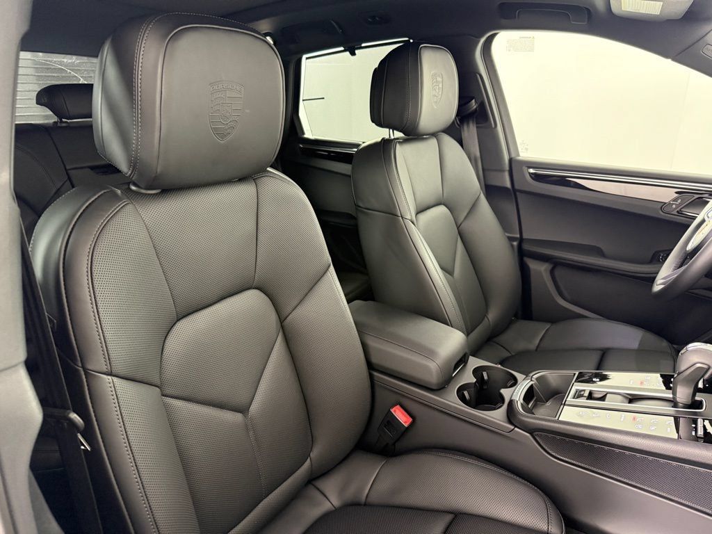 Certified 2026 Porsche Macan AWD/4WD image 16