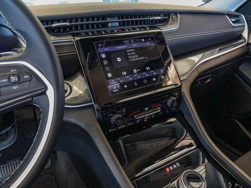 Used 2023 Jeep Grand Cherokee Laredo image 12