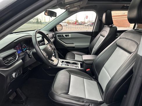Used 2022 Ford Explorer XLT w/ Equipment Group 202A image 27