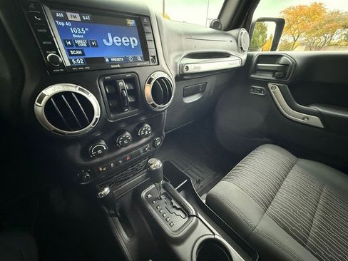 Used 2011 Jeep Wrangler Unlimited Rubicon w/ Connectivity Group image 21
