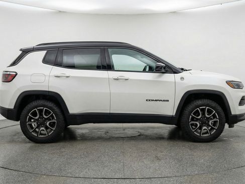 Used 2025 Jeep Compass Trailhawk AWD/4WD image 11