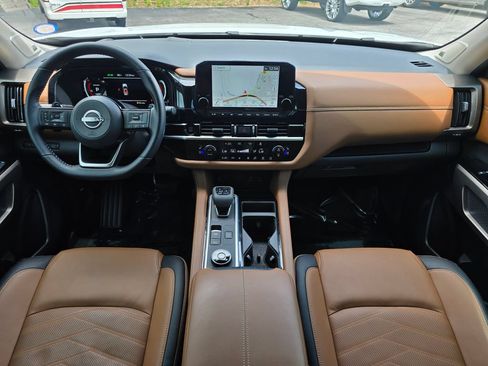 Used 2025 Nissan Pathfinder Platinum AWD/4WD image 5