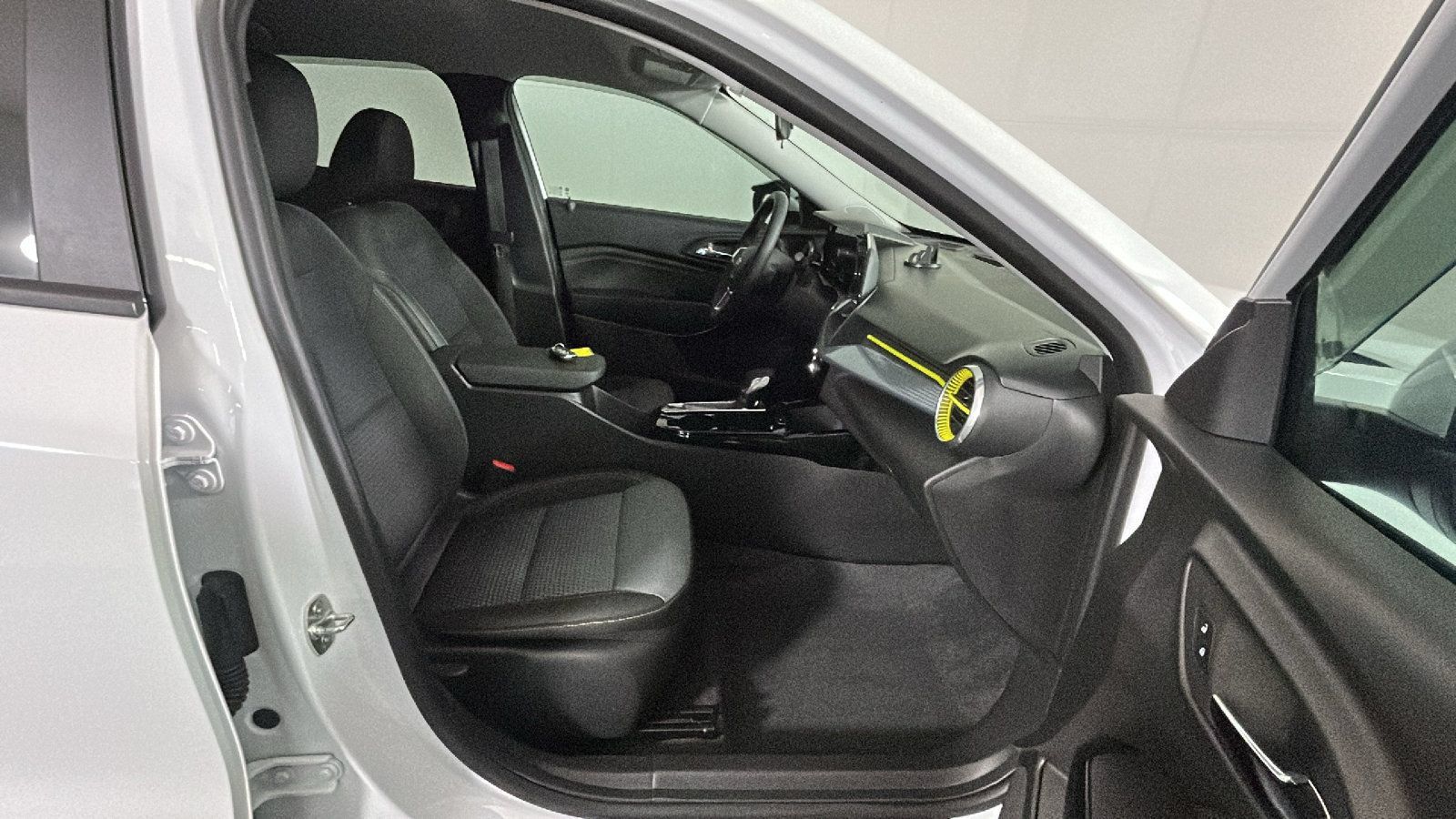 Used 2024 Chevrolet Trax LT w/ LT Convenience Package FWD image 35