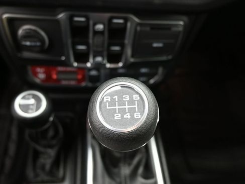 Used 2024 Jeep Gladiator Mojave AWD/4WD image 22