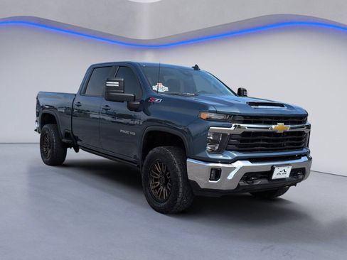 Used 2025 Chevrolet Silverado 2500 LT AWD/4WD image 9