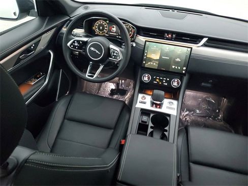 Certified 2025 Jaguar F-PACE R-Dynamic S image 17