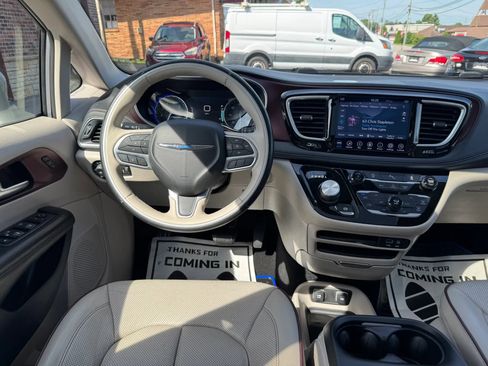 Used 2020 Chrysler Pacifica Limited FWD image 59