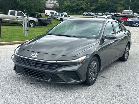 Used 2024 Hyundai Elantra SEL FWD image 1