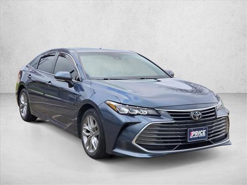 Used 2022 Toyota Avalon XLE image 3