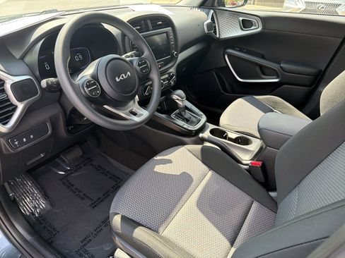 Used 2025 Kia Soul LX w/ LX Technology Package FWD image 26
