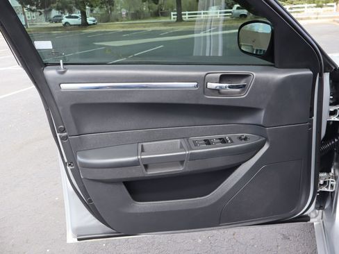 Used 2010 Chrysler 300 Touring image 23