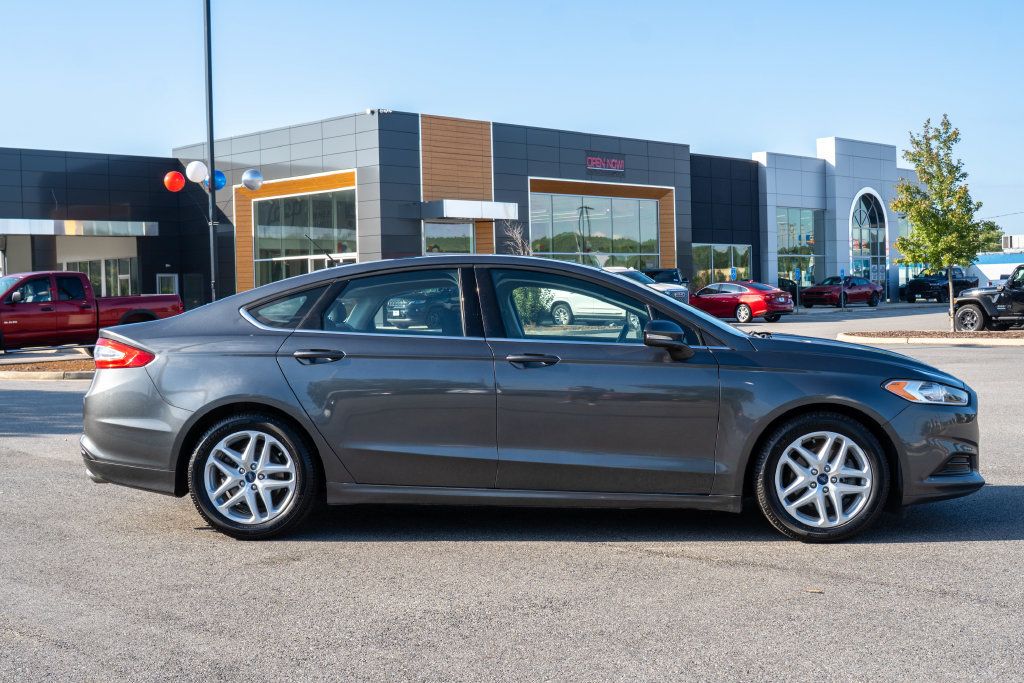 Used 2016 Ford Fusion SE FWD image 8
